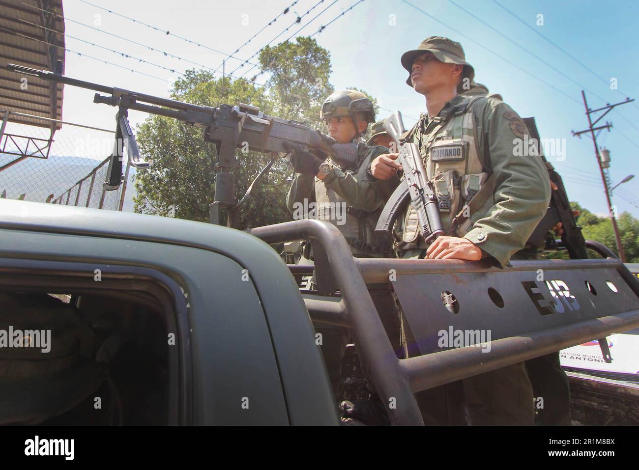 13 maggio 2023, UreÃ±a, Venezuela: Il personale militare appartenente alle forze armate nazionali bolivariane (FANB) controlla la vicinanza della riva del fiume TÂ·chira, confine naturale tra Venezuela e Colombia, durante operazioni militari per la difesa e la protezione del valico di frontiera. Secondo fonti ufficiali si è verificato un dispiegamento di oltre 1.300 soldati e poliziotti appartenenti alle diverse componenti delle forze armate venezuelane, attraverso un'operazione il cui obiettivo principale è controllare le strade illegali note come ''Trochas'' per attraversare la frontiera e, in questo modo, ridurre c Foto Stock