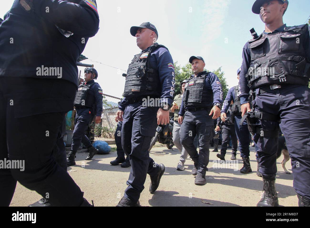 13 maggio 2023, UreÃ±a, Venezuela: Il personale militare appartenente alle forze armate nazionali bolivariane (FANB) si riunisce vicino al fiume TÂ·chira, il confine naturale tra Venezuela e Colombia, durante operazioni militari per difendere e proteggere il valico di frontiera. Secondo fonti ufficiali si è verificato un dispiegamento di oltre 1.300 soldati e poliziotti appartenenti alle diverse componenti delle forze armate venezuelane, attraverso un'operazione il cui obiettivo principale è controllare le strade illegali note come ''Trochas'' per attraversare la frontiera e, in questo modo, ridurre la criminalità nella zona di confine Foto Stock