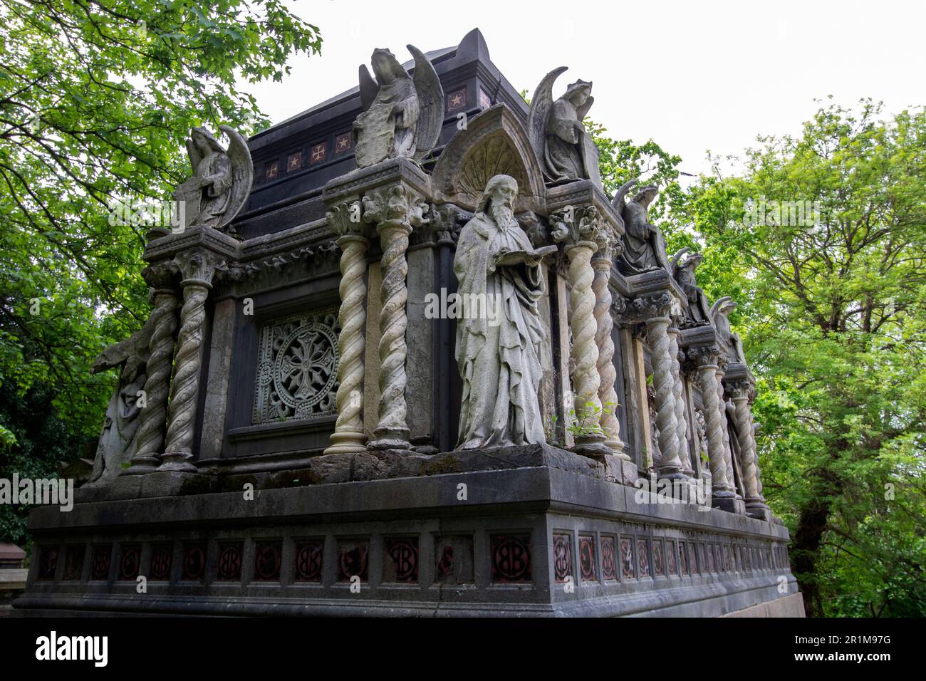 Il mausoleo di granito e calcare di Alexander Berens di E.M. BarryWest Norwood Cemetery, uno dei "magnifici sette" cimiteri di Londra, Regno Unito Foto Stock
