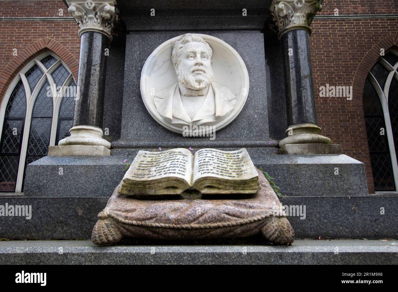 La tomba di Revd. Charles Spurgeon, Baptist Preacher, West Norwood Cemetery, uno dei "magnifici sette" cimiteri di Londra, Londra, Inghilterra, Regno Unito Foto Stock