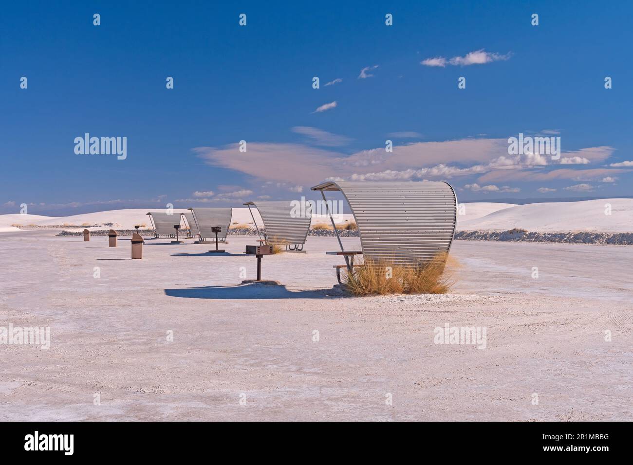 Si ripetono i rifugi per picnic nelle White Sands nel White Sands National Park nel New Mexico Foto Stock