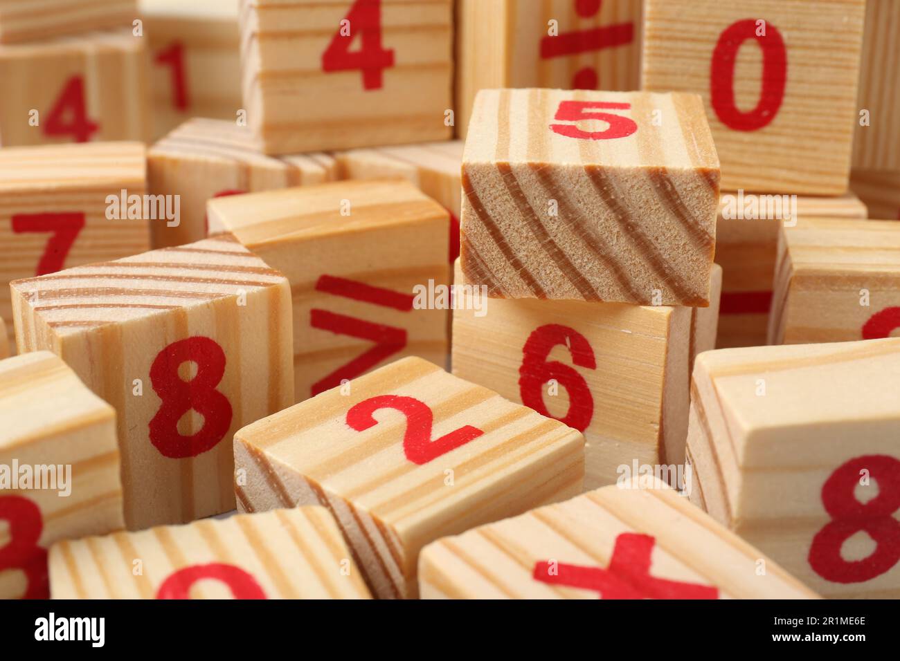 Cubi di legno con numeri e simboli matematici, primo piano Foto Stock