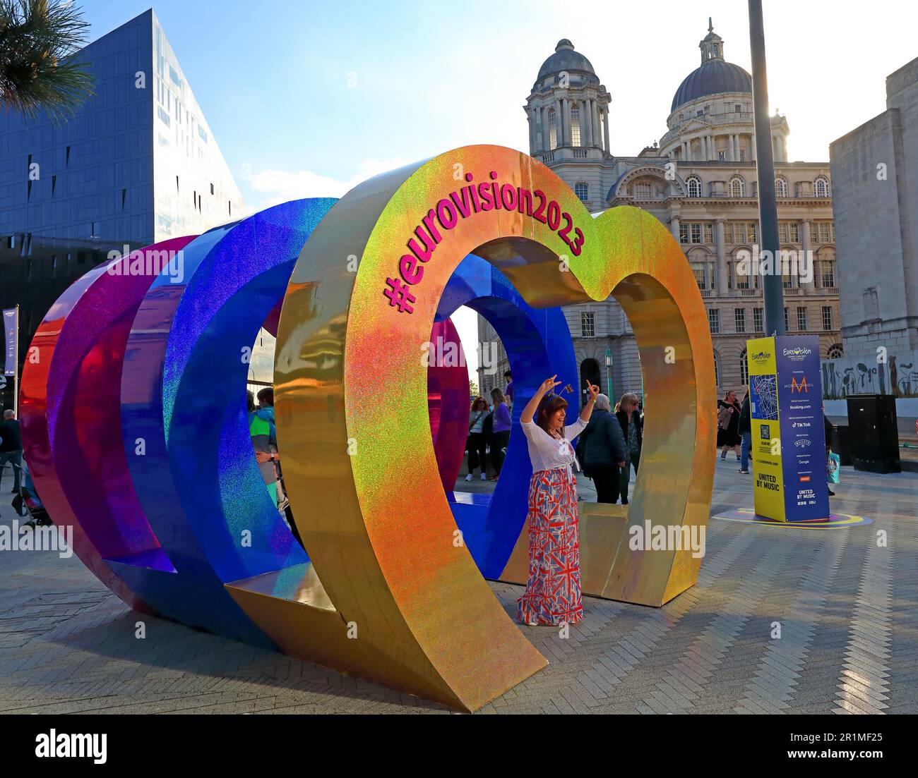 Liverpool Eurovision 2023, giallo, blu (Ucraina) e cuori rosa, Mann Island, Liverpool, Merseyside, Inghilterra, GB, L3 1BP Foto Stock