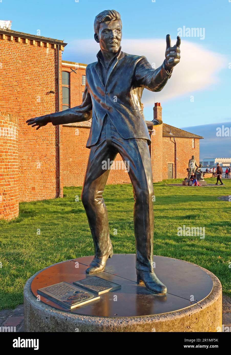 Statua commemorativa di Billy Fury, Albert Dock, Pierhead, Kings Parade, Royal Albert Dock, Hartley Quay, Liverpool L3 4AQ Foto Stock