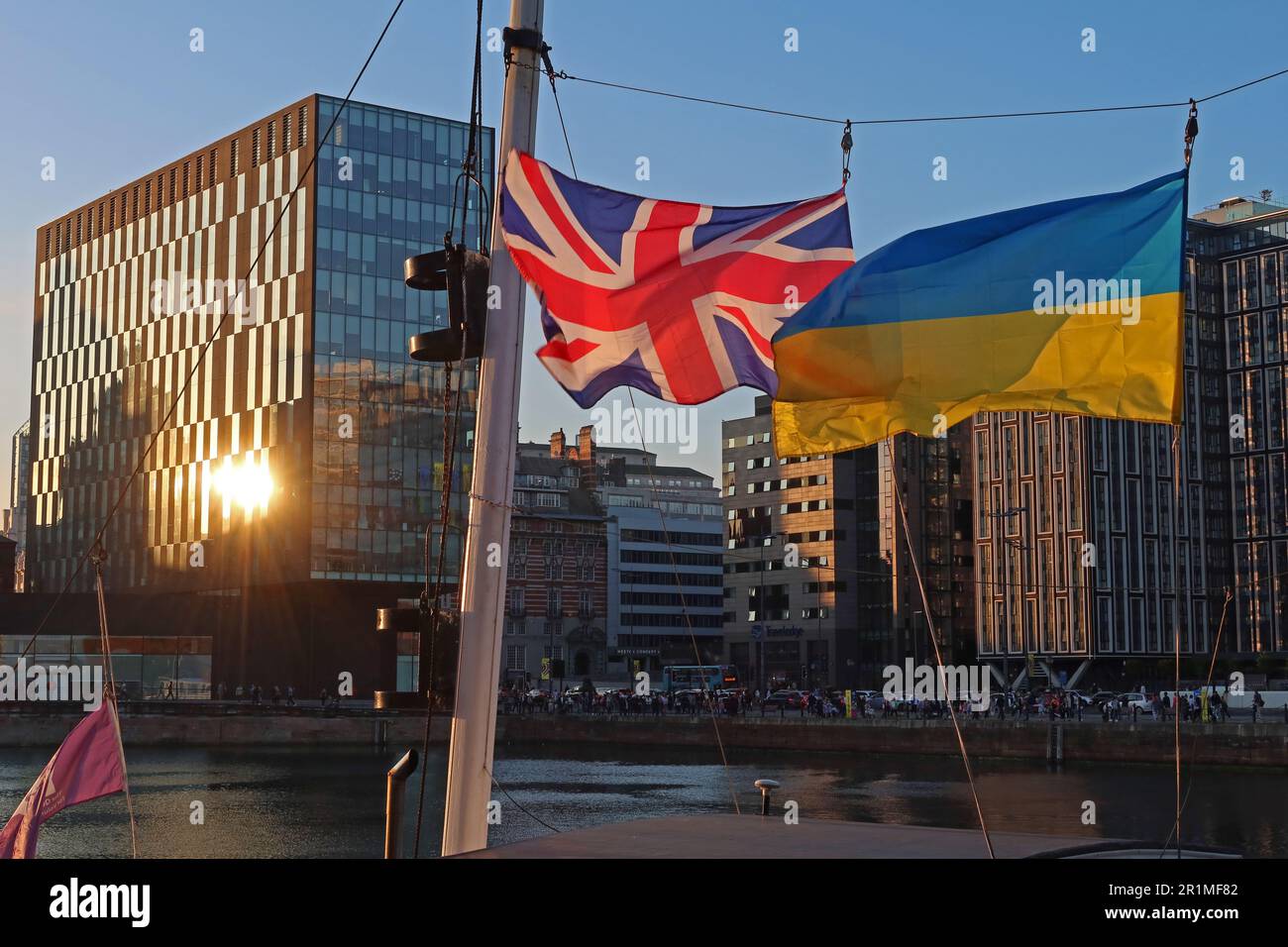 Due bandiere di Union Jack e ucraino all'Albert Dock, concorso di canzoni Eurovision, centro città Liverpool, Merseyside, Inghilterra, REGNO UNITO, L3 Foto Stock