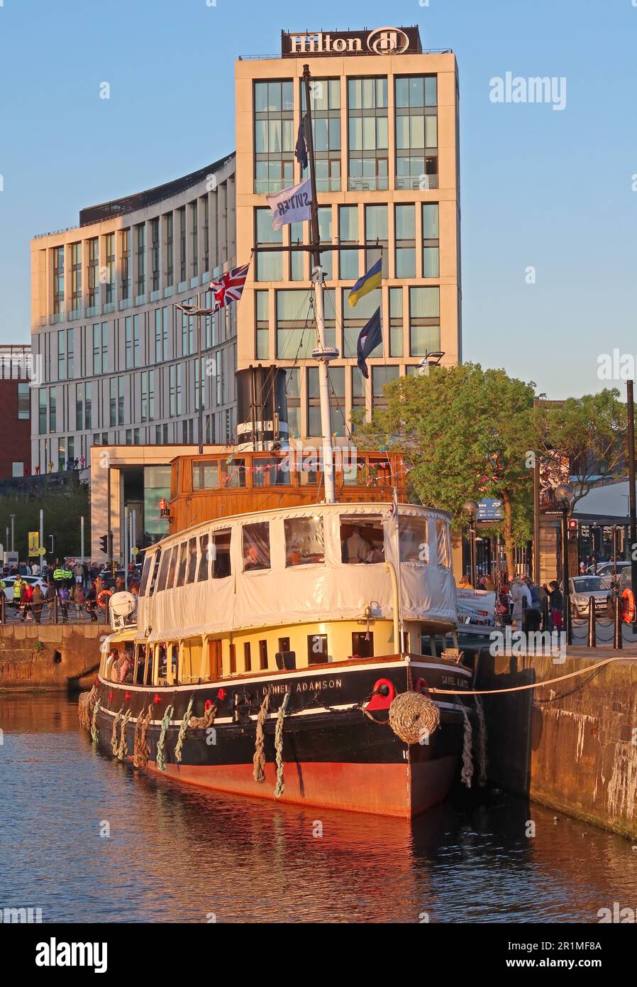Hilton Hotel e Daniel Adamson 1903 vaporetto, sul lungomare di Liverpool Albert Dock, tramonto serale, Liverpool, Inghilterra, Regno Unito, L3 4AF Foto Stock