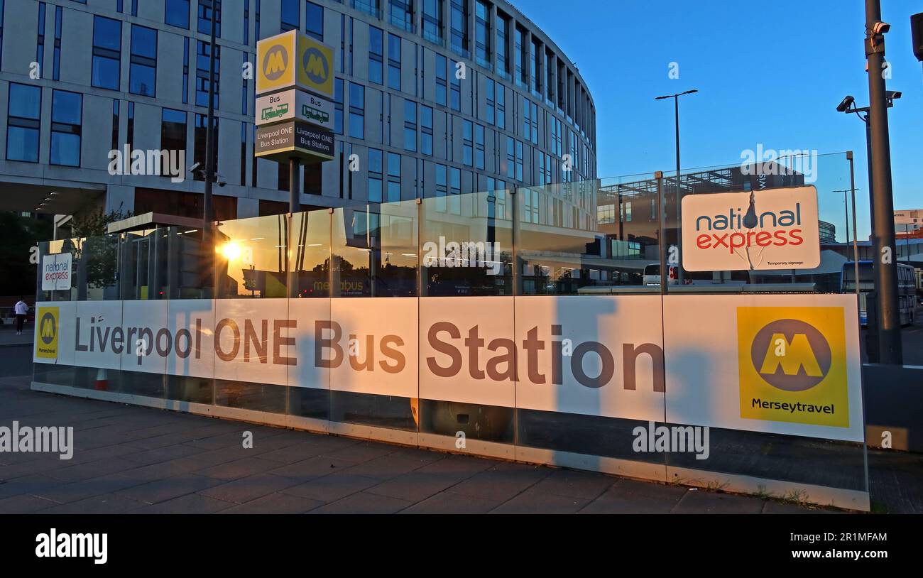 Liverpool UNA stazione degli autobus in serata, Merseytravel, Paradise Street, Liverpool, Merseyside, INGHILTERRA, REGNO UNITO, L1 3EU Foto Stock