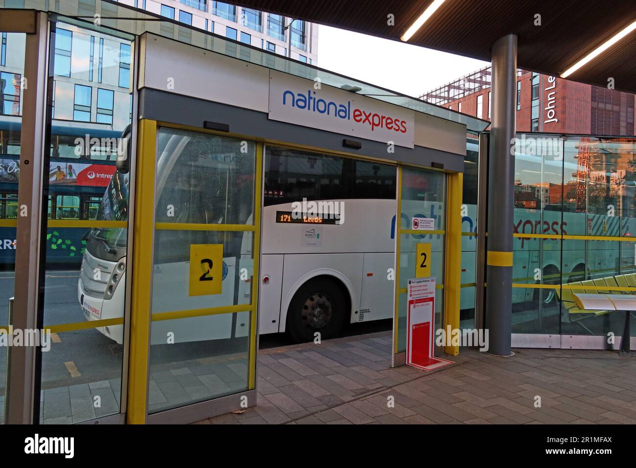 I servizi di autobus interurbani National Express si trovano allo stand 2, servizio Leeds, alla stazione degli autobus Liverpool ONE, Paradise St, Liverpool, Merseyside, Inghilterra, L1 3EU Foto Stock