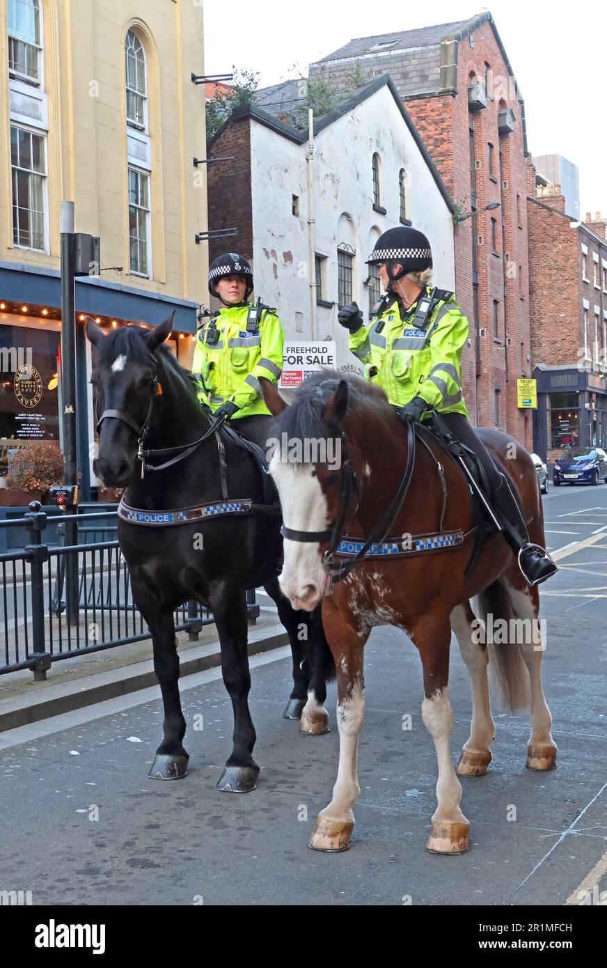 Donne di polizia montate, concorso di canzoni Eurovision fine settimana, centro città Hanover St, Liverpool, Merseyside, Inghilterra, Regno Unito, L1 Foto Stock
