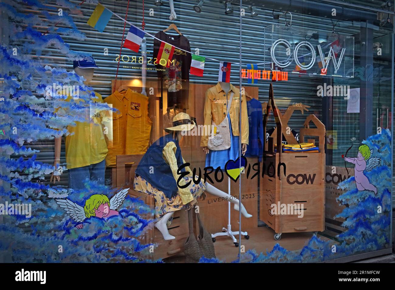 Vetrina di MUCCA, vestita e decorata per il concorso di canzoni Eurovision, Bold Street, centro città Liverpool, Merseyside, Inghilterra, REGNO UNITO, L1 Foto Stock