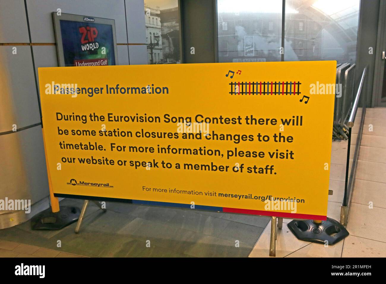 Chiusura degli orari del Merseyrail Eurovision Song Contest, stazione ferroviaria centrale di Liverpool, Merseyside, Liverpool, Inghilterra, L1 1QE Foto Stock