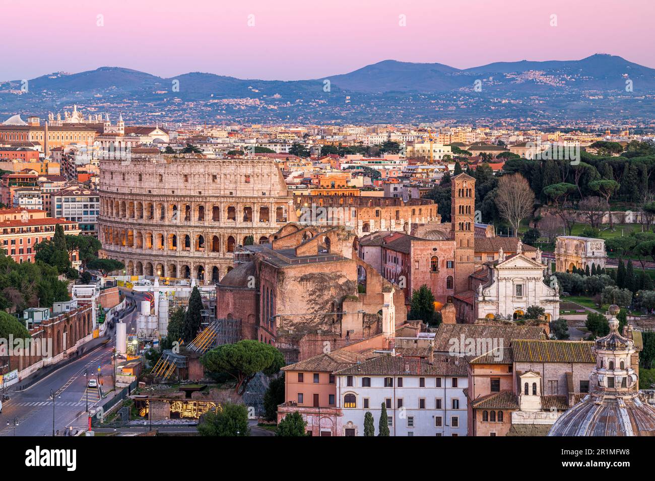 Roma, Italia, si affaccia sul Foro Romano e sul Colosseo al tramonto. Foto Stock