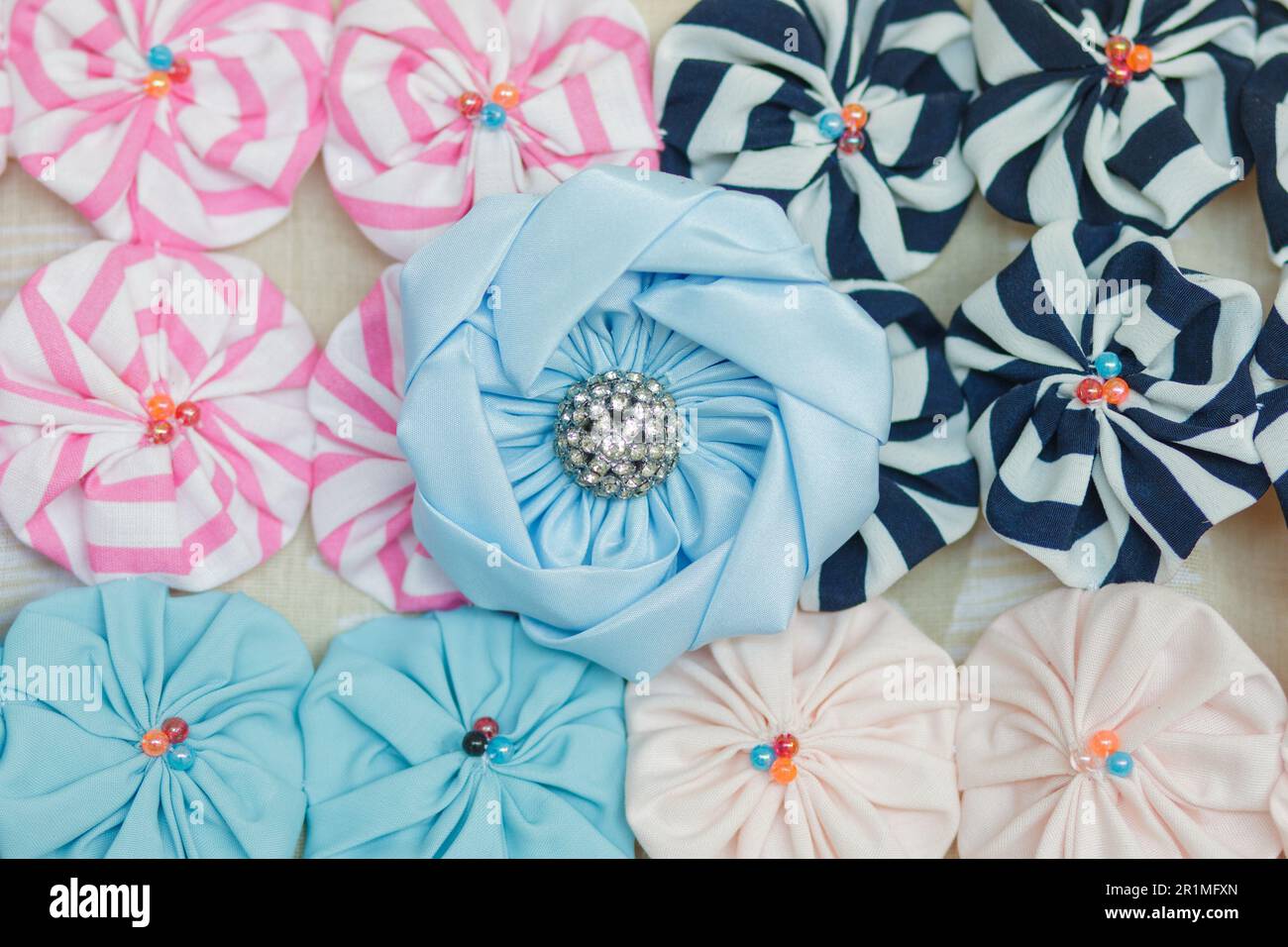 L'artigianato yo-yo è composto da diversi piccoli fasci di vestiti che, cuciti insieme, danno origine a fiori di diversi colori. interni a rio de Foto Stock