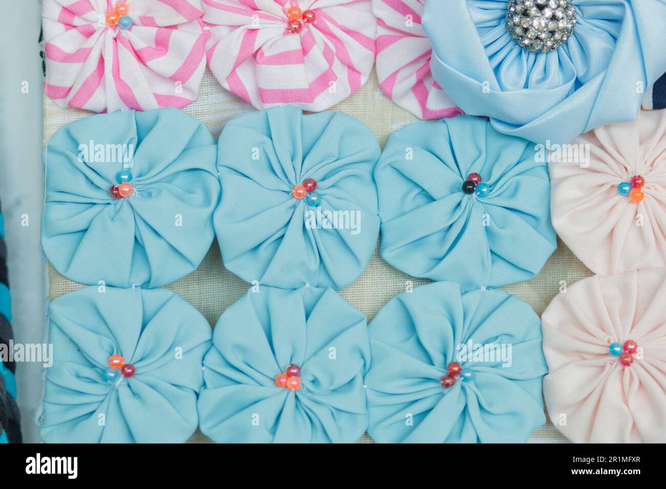 L'artigianato yo-yo è composto da diversi piccoli fasci di vestiti che, cuciti insieme, danno origine a fiori di diversi colori. interni a rio de Foto Stock
