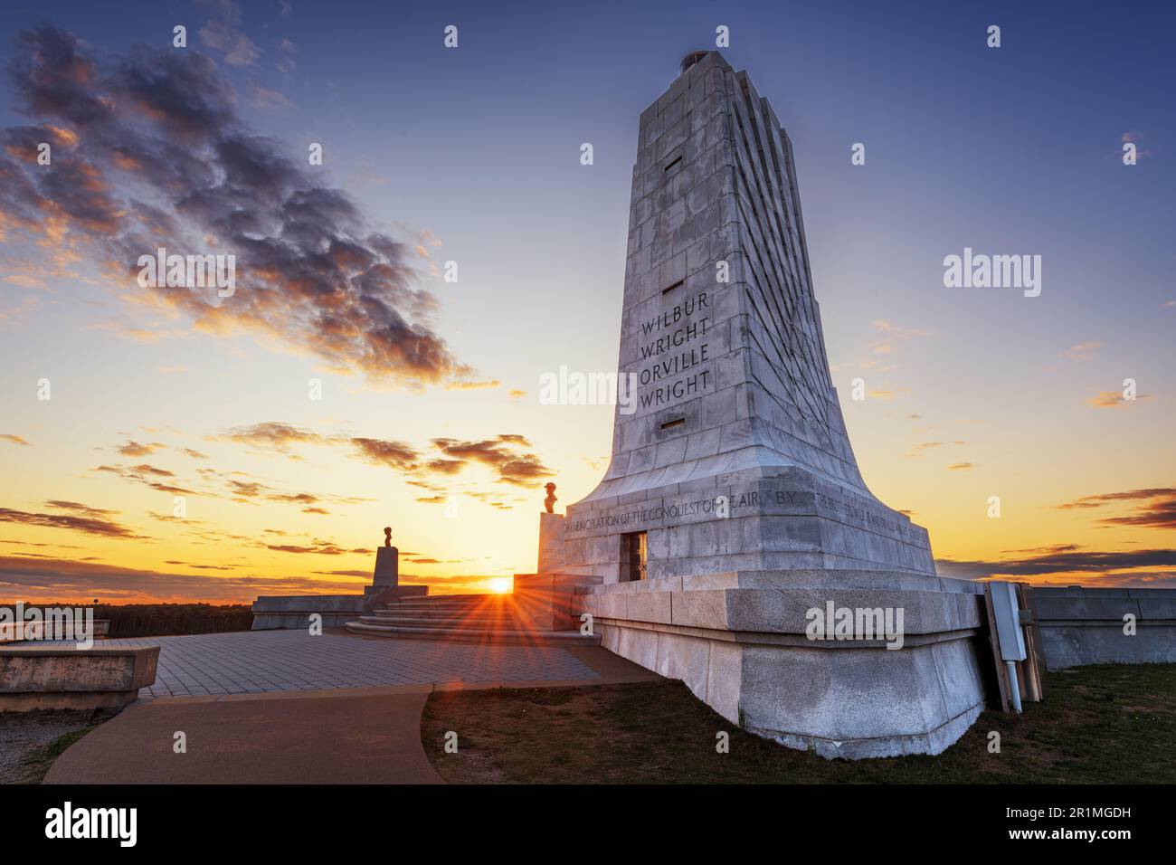 UCCIDI DEVILS HILL, NORTH CAROLINA - 5 MAGGIO 2023: Il Wrights Brothers National Memorial al tramonto. Foto Stock