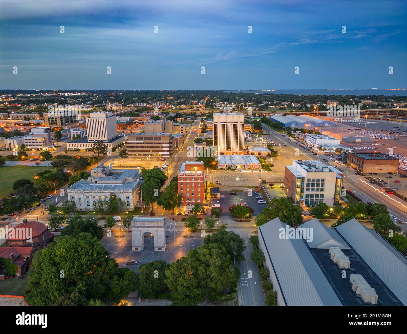 Newport News, Virginia, USA dall'alto al tramonto. Foto Stock