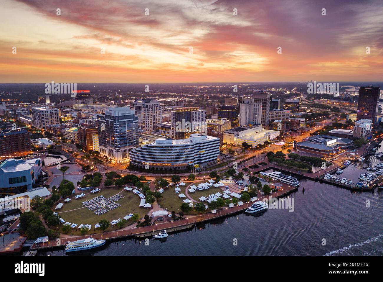 Norfolk, Virginia, USA skyline del centro città da sopra il fiume Elizabeth al crepuscolo. Foto Stock