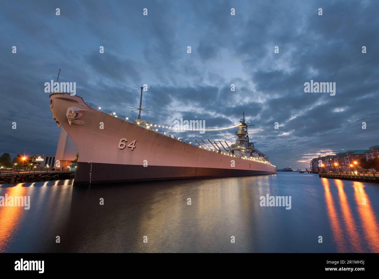 NORFOLK, VIRGINIA, USA - 10 MAGGIO 2023: The USS Wisconsin (BB-64) situato presso il museo marittimo a tema Nauticus al tramonto. Foto Stock