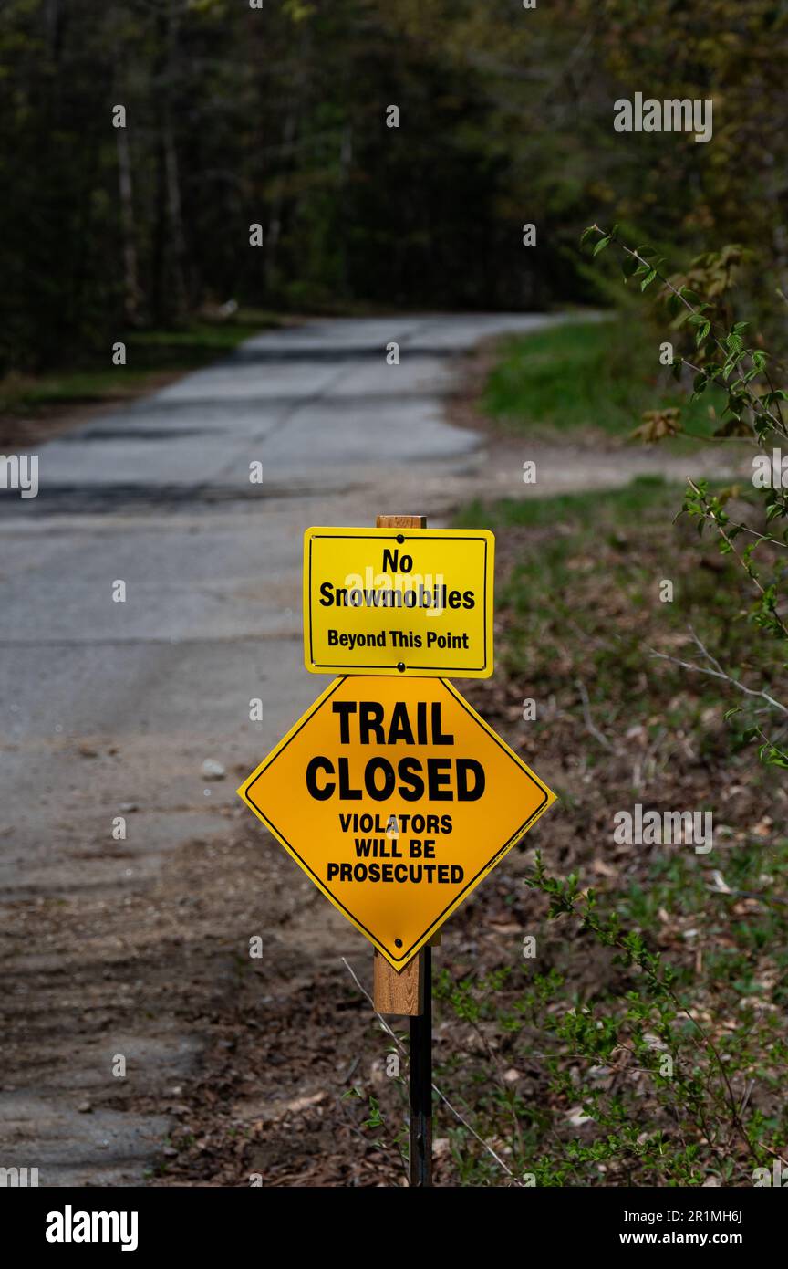 A Trail CLOSED Sign No snowmobiles Beyond this point on a closed snowmobile trail in the Adirondack Mountains. Foto Stock