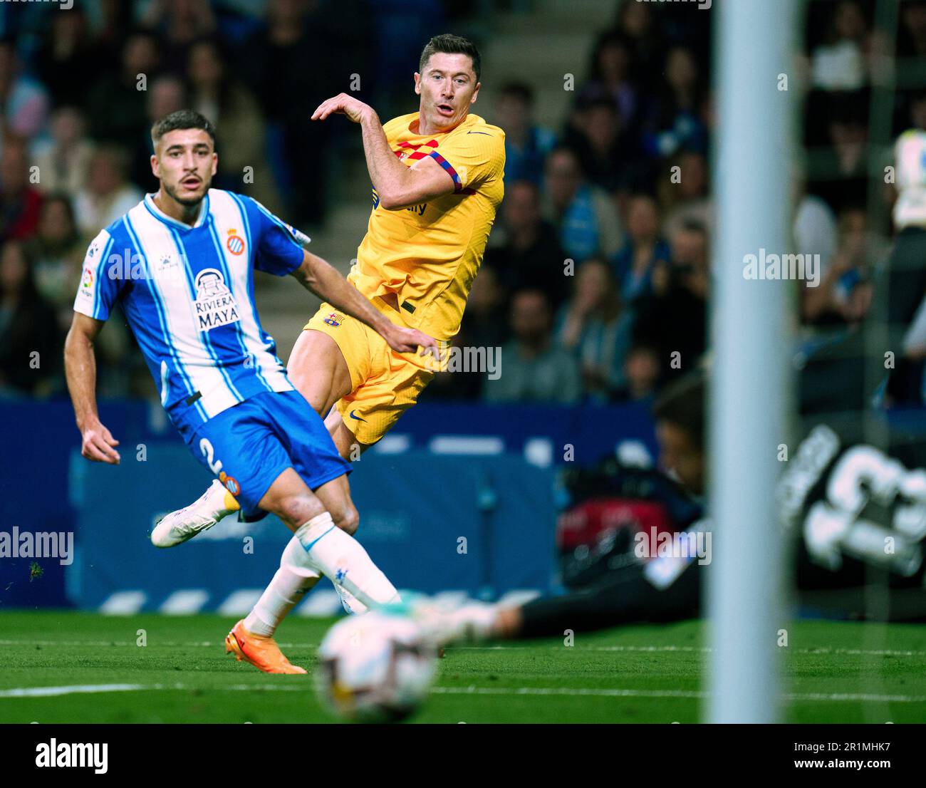 Cornella, Spagna. 14th maggio, 2023. Robert Lewandowski (R) di Barcellona spara durante la partita di calcio spagnola la Liga tra il FC Barcelona e il RCD Espanyol a Cornella, Spagna, 14 maggio 2023. Credit: Joan Gosa/Xinhua/Alamy Live News Foto Stock