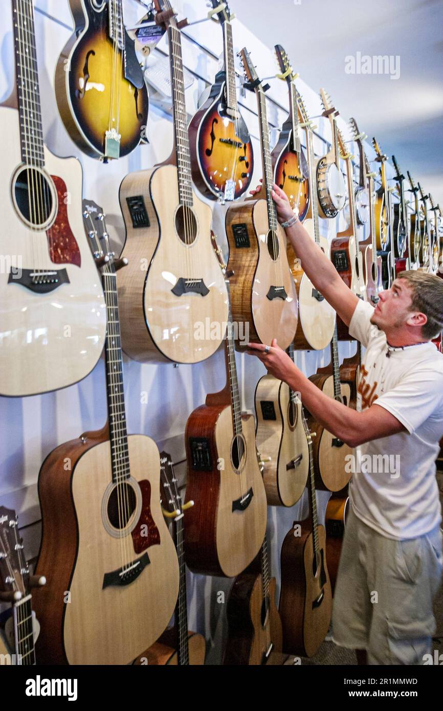 Sevierville Tennessee,Music Outlet store business vendita strumenti musicali shopping,interni interni,esposizione chitarre, Foto Stock