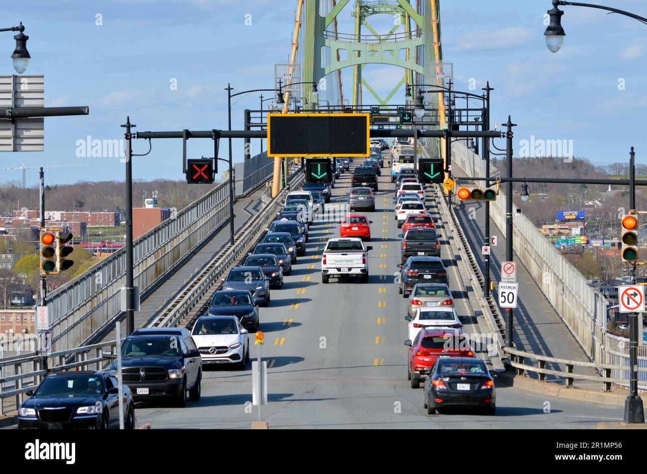 Traffico sul ponte sospeso Angus L. Macdonald che collega Halifax e Dartmouth in Nuova Scozia, Canada Foto Stock