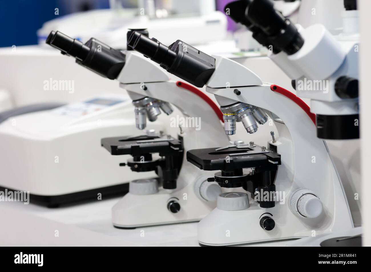 Microscopi ottici e altre attrezzature da laboratorio. Messa a fuoco selettiva. Foto Stock