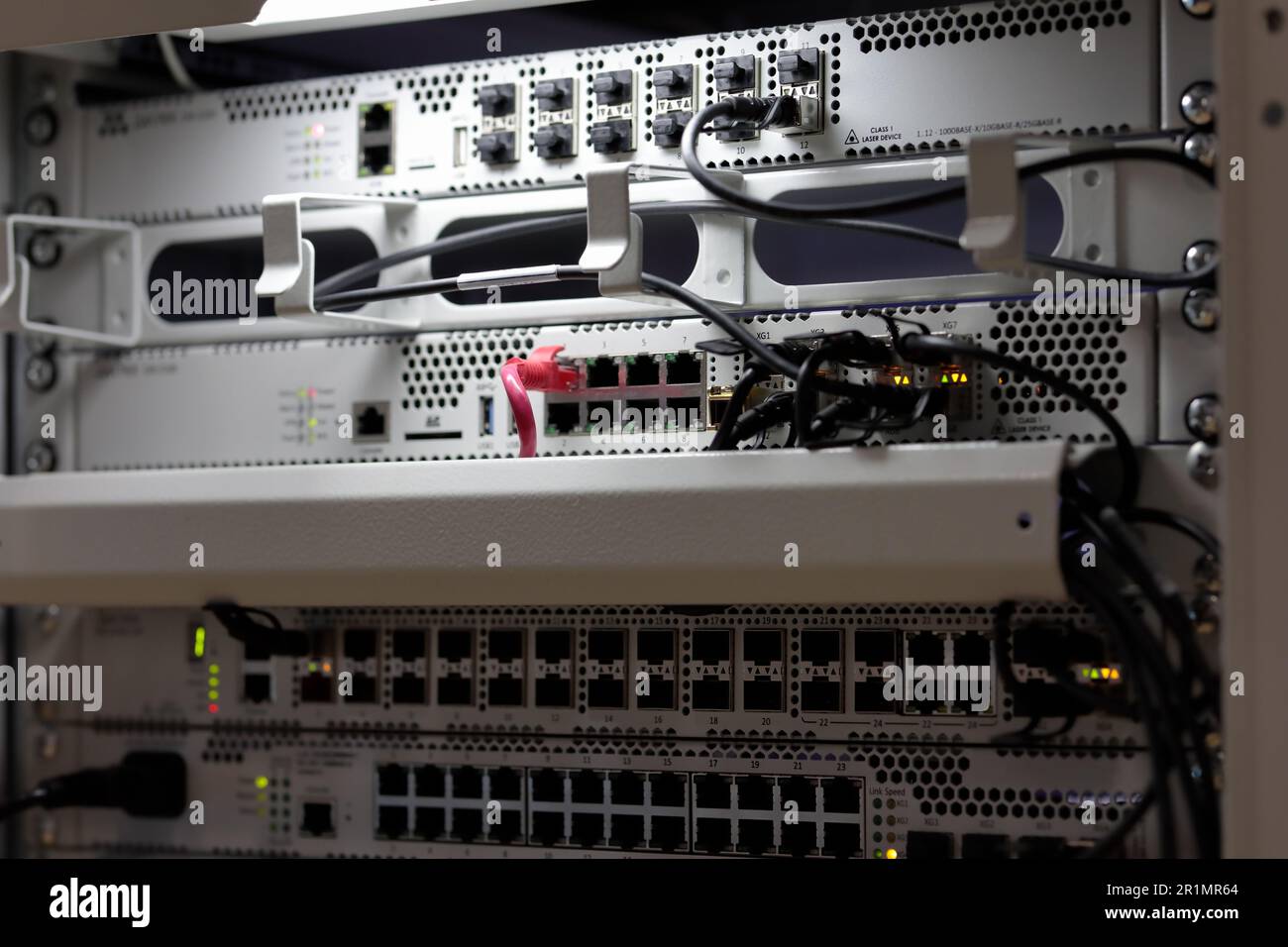 Rack con apparecchiature di rete nell'armadio per telecomunicazioni. Messa a fuoco selettiva. Foto Stock