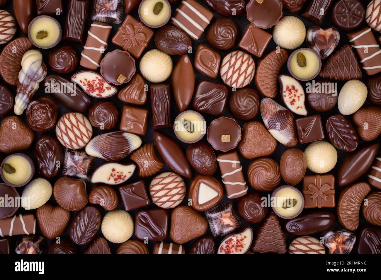 Mescolare caramelle al cioccolato e altre confezioni, dolce sfondo cibo. Foto Stock