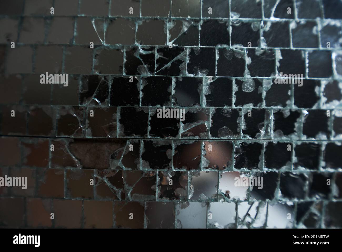 Specchi realistici. Superficie quadrata in vetro riflettente. Una grande piastrella a mosaico a specchio utilizzata per la decorazione delle pareti è rotta da crepe. Foto di alta qualità Foto Stock