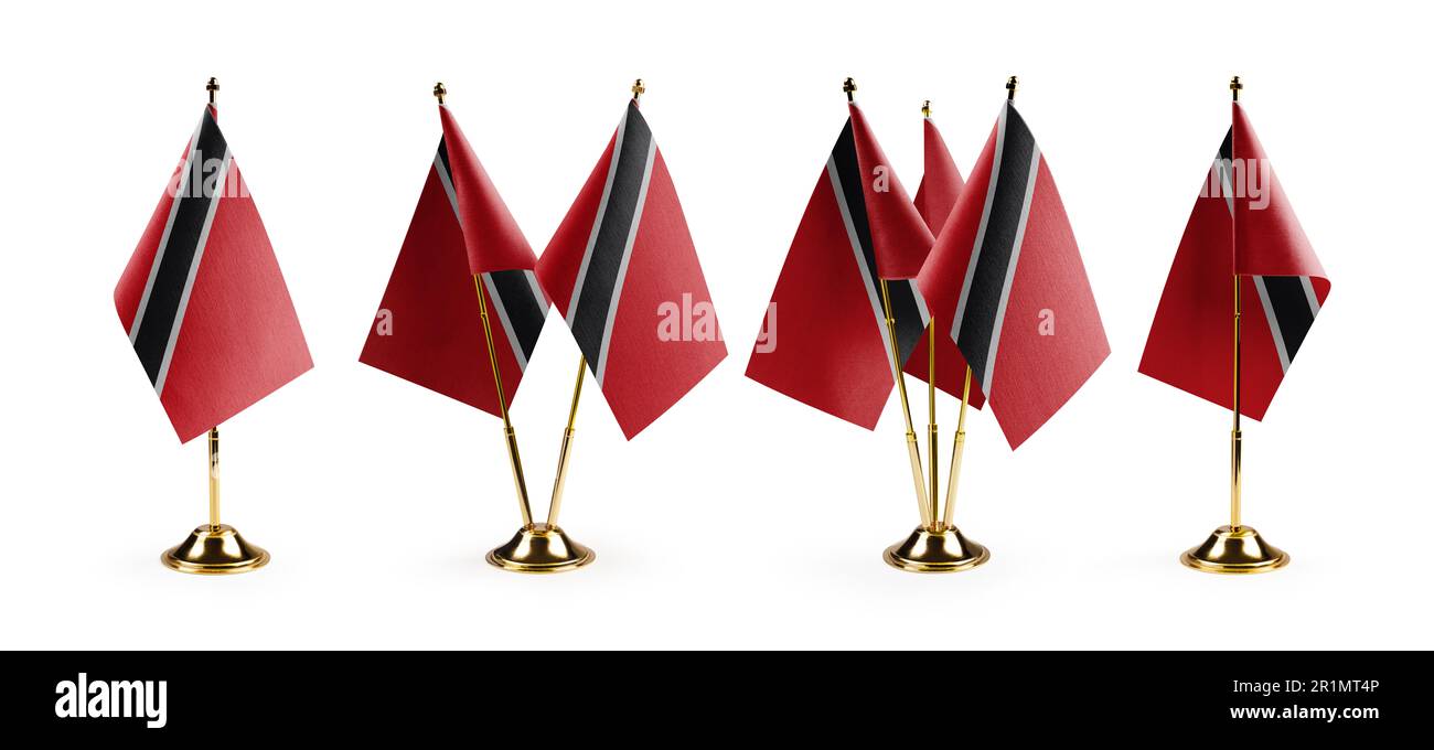 Piccole bandiere nazionali di Trinidad e Tobago su sfondo bianco. Foto Stock
