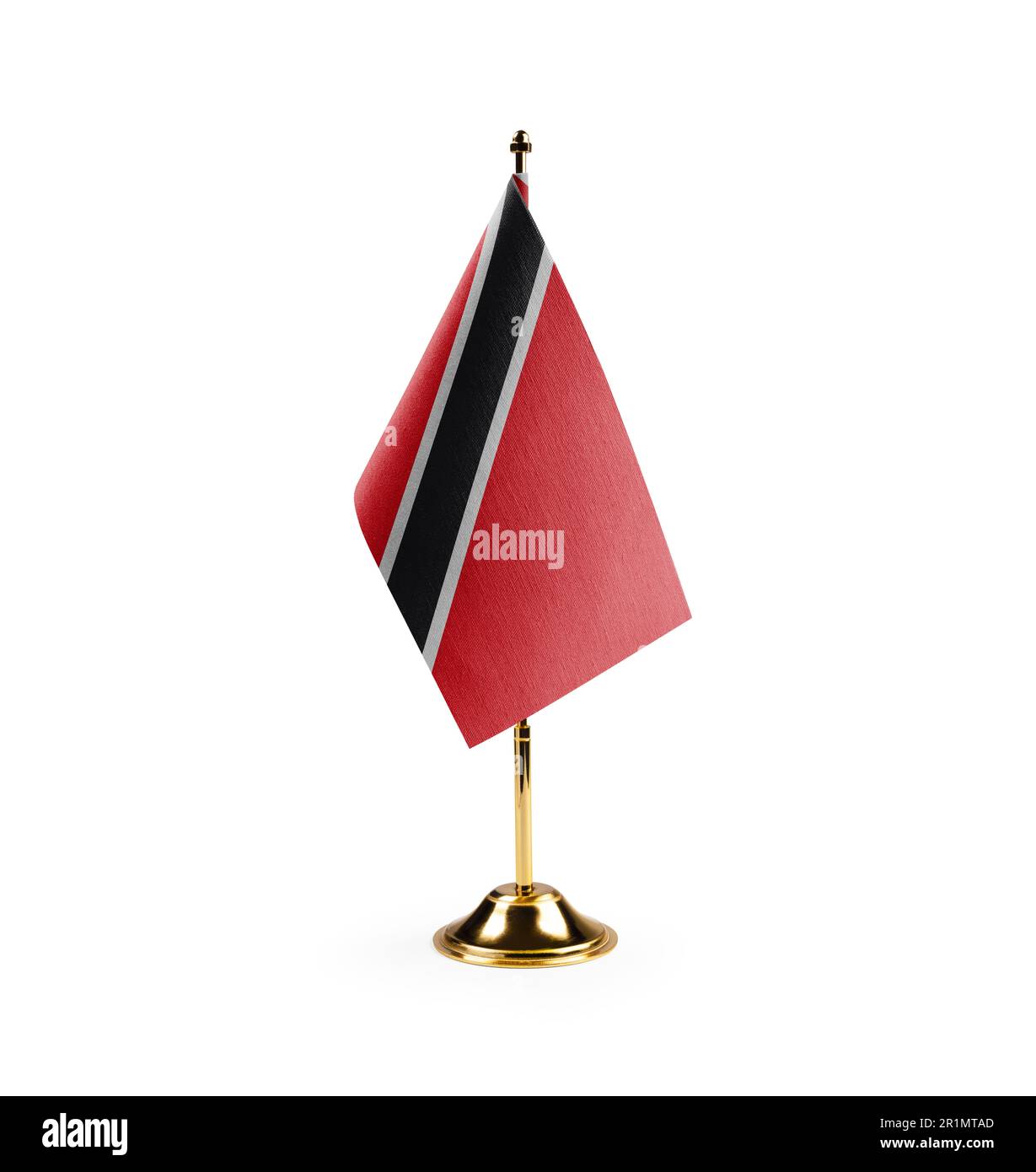 Piccola bandiera nazionale di Trinidad e Tobago su sfondo bianco. Foto Stock