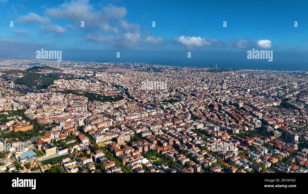 Creazione di una vista aerea ripresa dello skyline della città di Barcellona, quartiere Sarria-Sant Gervasi, Basilica Sagrada Familia, Catalogna, Spagna Foto Stock