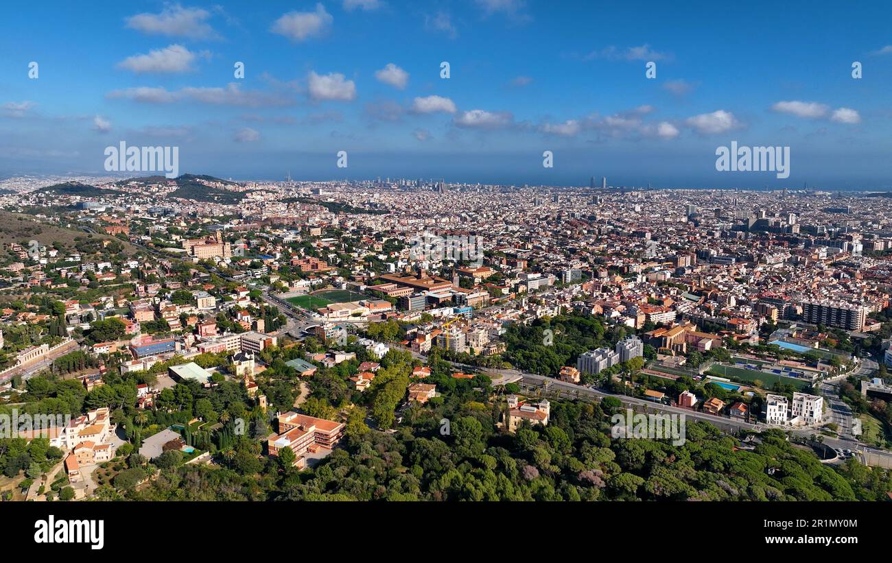 Creazione di una vista aerea ripresa dello skyline della città di Barcellona, quartiere Sarria-Sant Gervasi, Basilica Sagrada Familia, Catalogna, Spagna Foto Stock