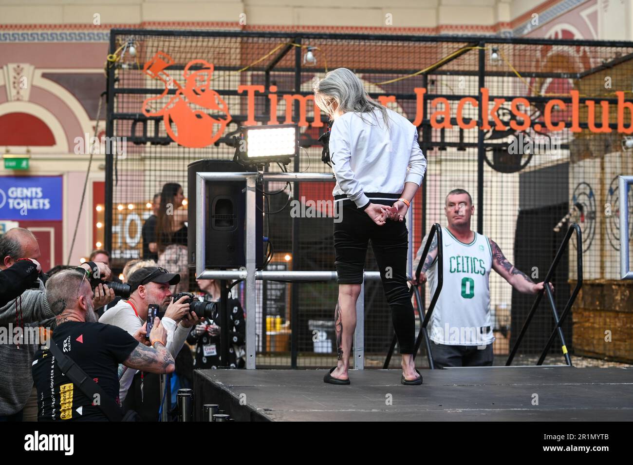 Londra, Regno Unito. 14th maggio, 2023. Concorso tatuaggio: The judging, The London Great British Tattoo Show 2023. Grande crowda, grande atmosfera e grandi artisti tatuaggi provengono da tutto il mondo e cibo e bevande deliziosi all'Alexandra Palace, Londra, Regno Unito, Credit: Vedere li/Picture Capital/Alamy Live News Foto Stock