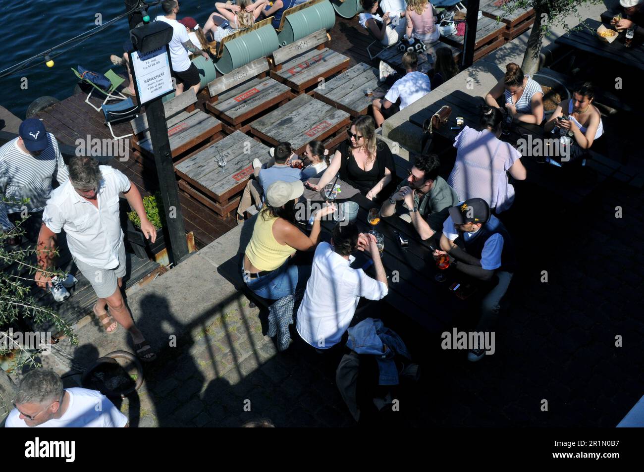 14 maggio 2023/i visitatori del Cafe possono godersi il sole splendente domenica e la giornata della madre sul Canal Cafe per cibo e bevande e una splendida vista del canale e della città di Copenhagen Denamrk.(Photo.Francis Joseph Dean/Dean Pictures) Foto Stock