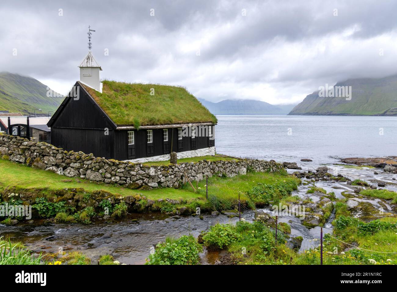 Storica chiesa in legno nel villaggio di Funningur, Eysturoy, Isole Faroe. Foto Stock