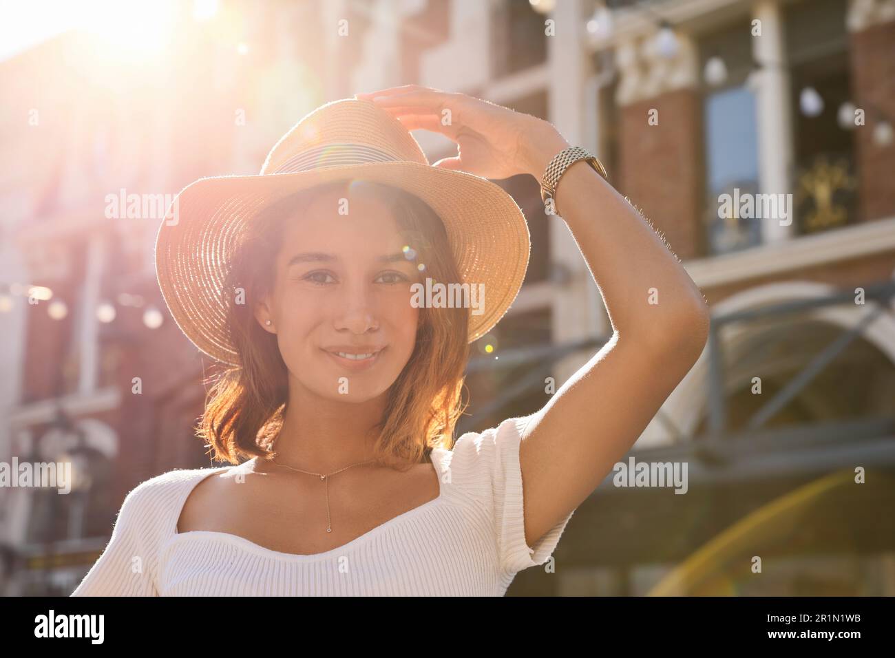 Ritratto di felice giovane donna all'aperto nelle giornate di sole Foto Stock