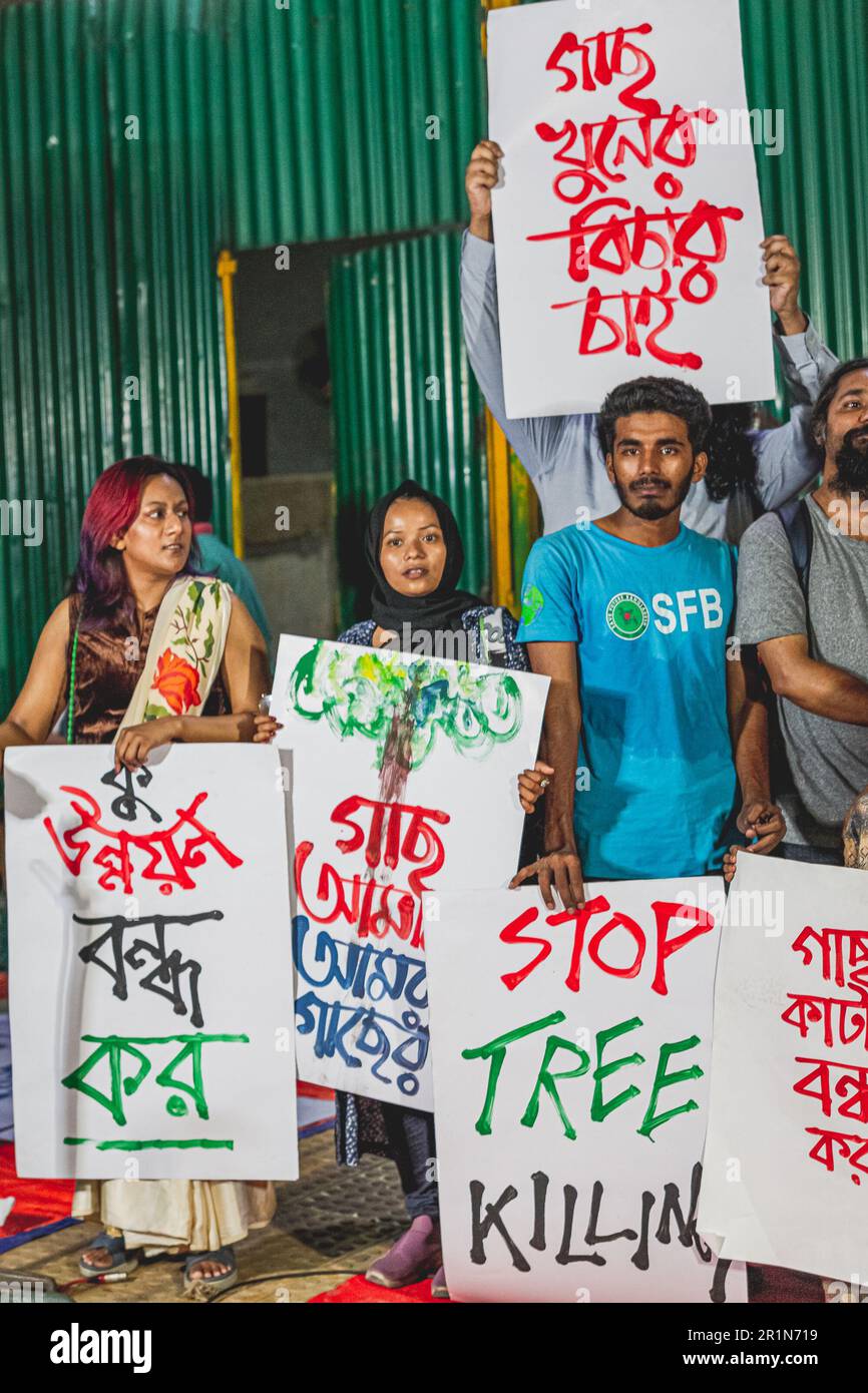 Attivisti verdi, studenti e residenti hanno protestato contro le autorità per aver abbattimento alberi a Dhanmondi e altrove. I manifestanti chiesero di smettere di tagliare gli alberi sulle strisce mediane e sui sentieri della città, tra cui Satmasjid Road nella zona di Dhanmondi, e di piantare nuove seghette dove gli alberi furono tagliati. Dhaka, Bangladesh. Foto Stock