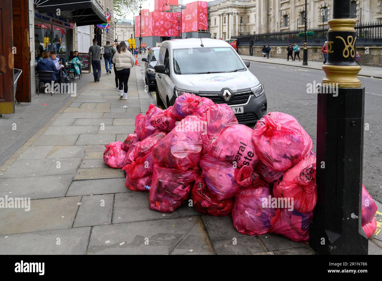 Londra, Inghilterra, Regno Unito. Sacchetti di plastica pieni di rifiuti dopo la pulizia dopo l'incoronazione di Carlo III, in Duncannon Street vicino a Trafalgar Square Foto Stock