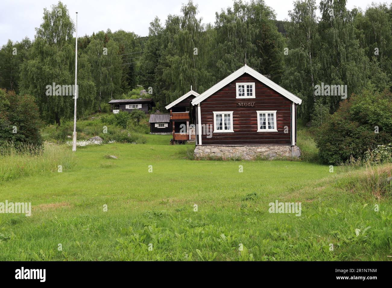 TORPO, NORVEGIA - 2 LUGLIO 2016: Ci sono case e terreni colonici nella campagna altopiano. Foto Stock