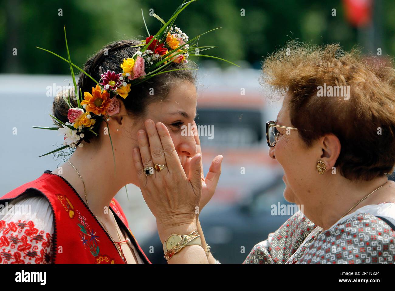 Bucarest, Romania. 14th maggio, 2023. Due donne interagiscono prima di partecipare a un evento che mostra i costumi tradizionali della Romania nel centro di Bucarest, capitale della Romania, 14 maggio 2023. Credit: Cristian Cristel/Xinhua/Alamy Live News Foto Stock