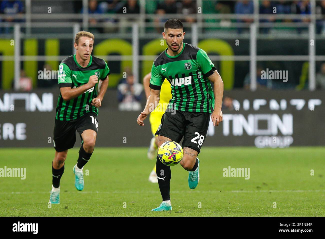 Milano, Italia. 13th maggio, 2023. Italia, Milano, maggio 13 2023: Martin Erlic (difensore di Sassuolo) guida nella zona di penalità nella seconda metà durante la partita di calcio FC INTER vs SASSUOLO, Serie A Tim 2022-2023 day35 stadio San Siro (Foto di Fabrizio Andrea Bertani/Pacific Press) Credit: Pacific Press Media Production Corp./Alamy Live News Foto Stock