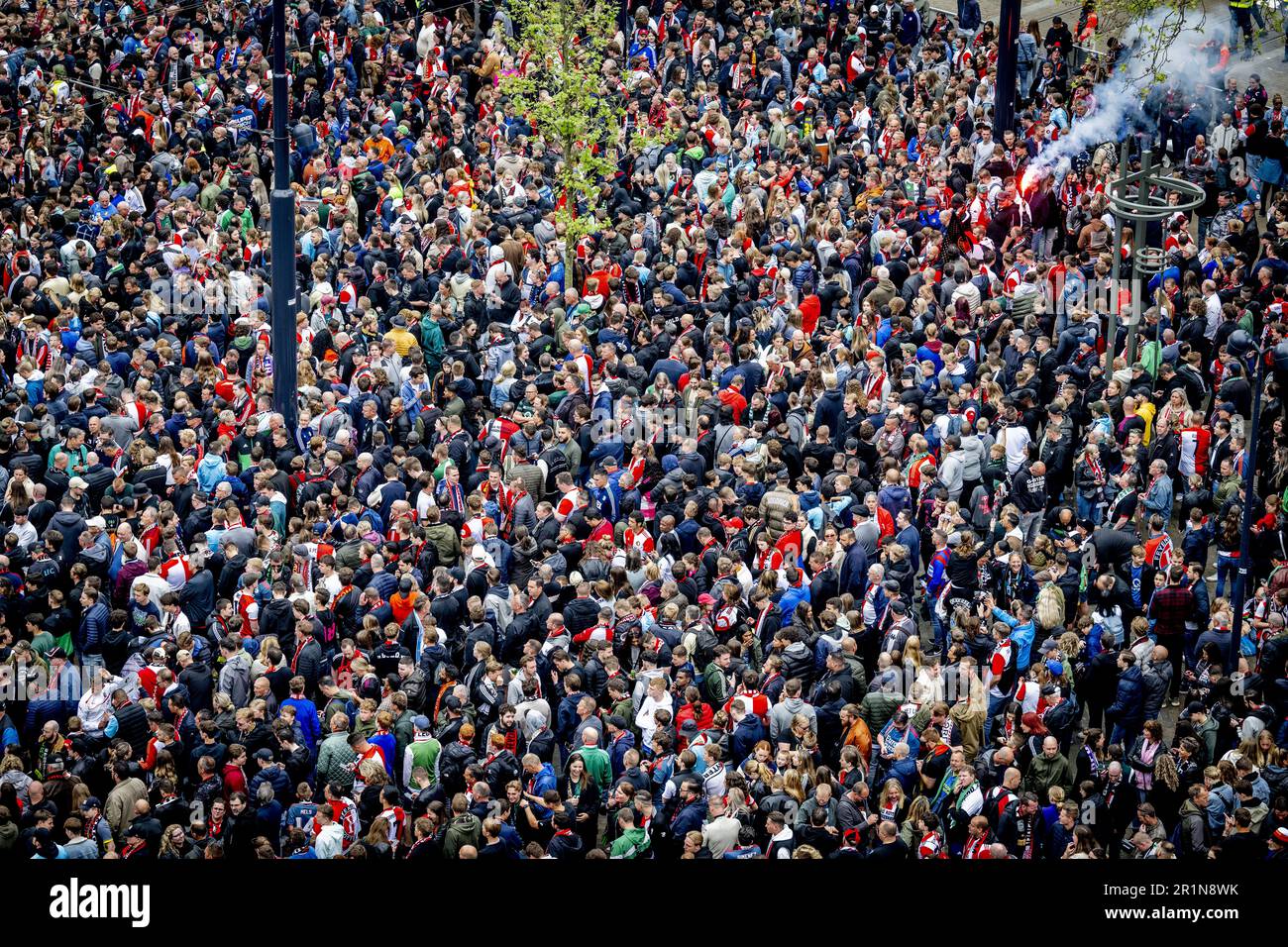 ROTTERDAM - i tifosi di calcio sono già in piedi davanti al balcone per l'onore di Feyenoord. La squadra di calcio di Rotterdam ha vinto il campionato nazionale e sarà onorata sul Coolsingel. ANP ROBIN UTRECHT olanda fuori - belgio fuori Foto Stock