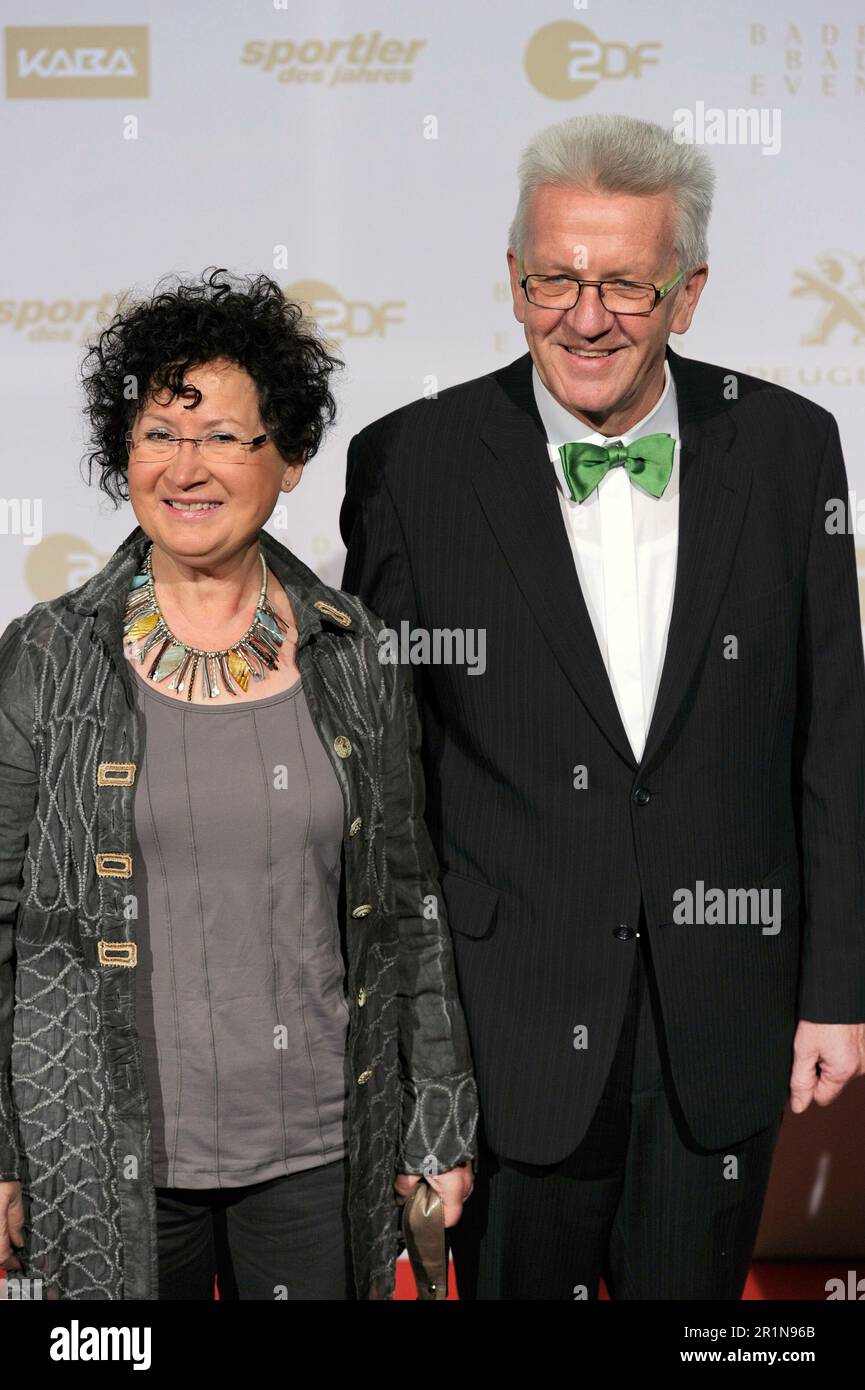 FOTO DI ARCHIVIO: Winfried KRETSCHMANN turns 75 il 17 maggio 2023, Winfried KRETSCHMANN, Buendnis90/Die Grünen, primo Ministro Baden Wuerttemberg, con sua moglie Gerlinde, Red Carpet, Red Carpet. Proclama, atleta di gala/atleta dell'anno 2012 il 16 dicembre 2012 nel Kurhaus Baden Baden Baden¬Sven Simon # Princess-Luise-Str. 41 # 45479 M uelheim/R uhr # Tel.. 0208/9413250 # Fax. 0208/9413260 # conto 244 293 433 # Banca GLS # BLZ 430 609 67 # e-mail: svensimon@t-online.de # www.SvenSimon.net. Foto Stock