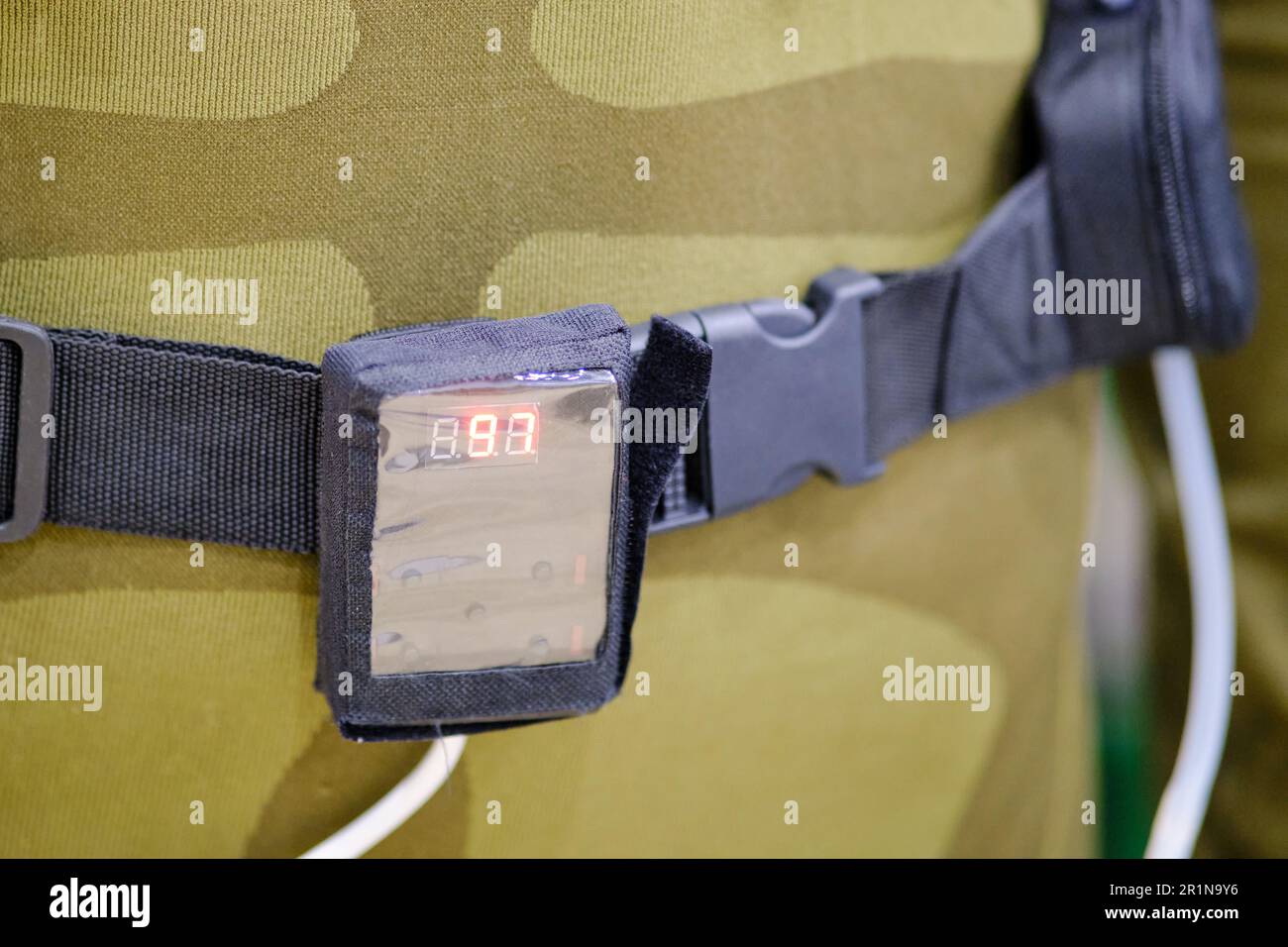 Un dispositivo con timer su un display digitale collegato alla cintura del manichino Foto Stock