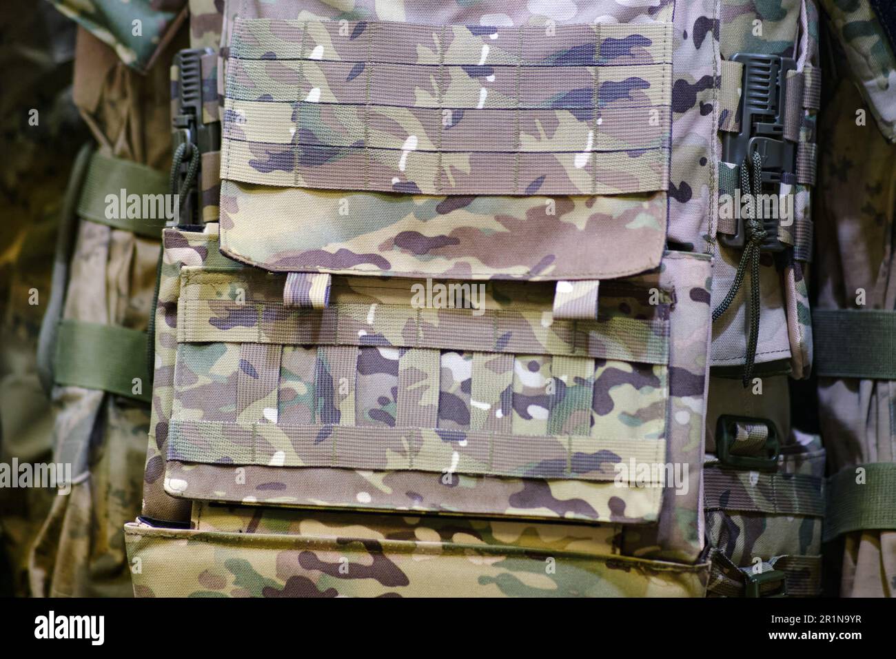 Borse dell'esercito e una custodia con armi per uniformi militari. Sacchetti per articoli e cartucce per la macchina Foto Stock