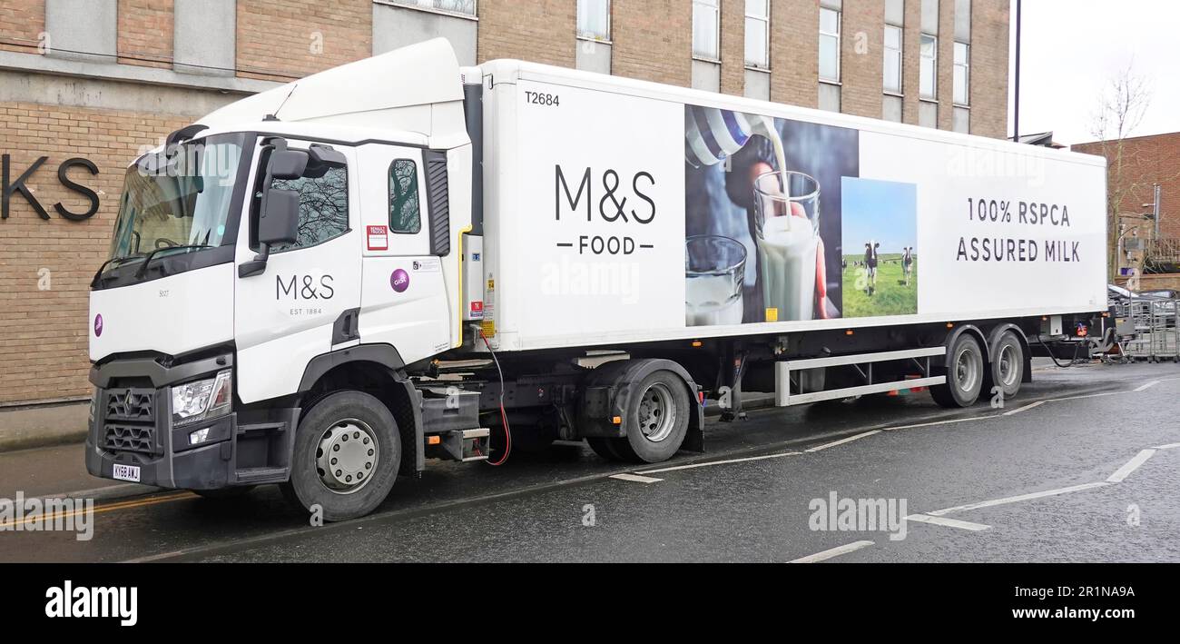 M&S camion alimentare e rimorchio articolato RSPCA mucca benessere fare la consegna a Marks e Spencer negozio al dettaglio costruzione Brentwood Essex Inghilterra Regno Unito Foto Stock