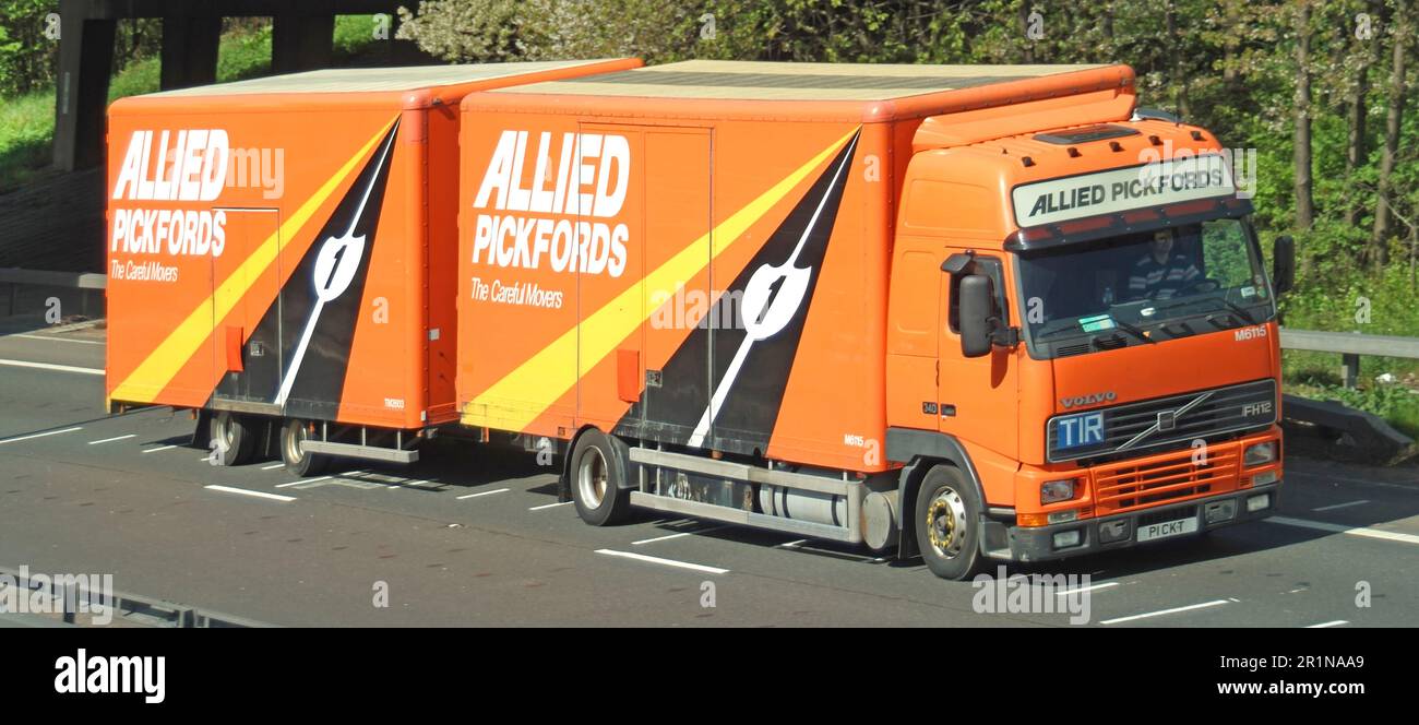 Pickfords Allied International marchio vista laterale sinistra di guida rimozioni camion e rimorchio guida lungo A12 strada tronco Brentwood Essex Inghilterra Regno Unito Foto Stock