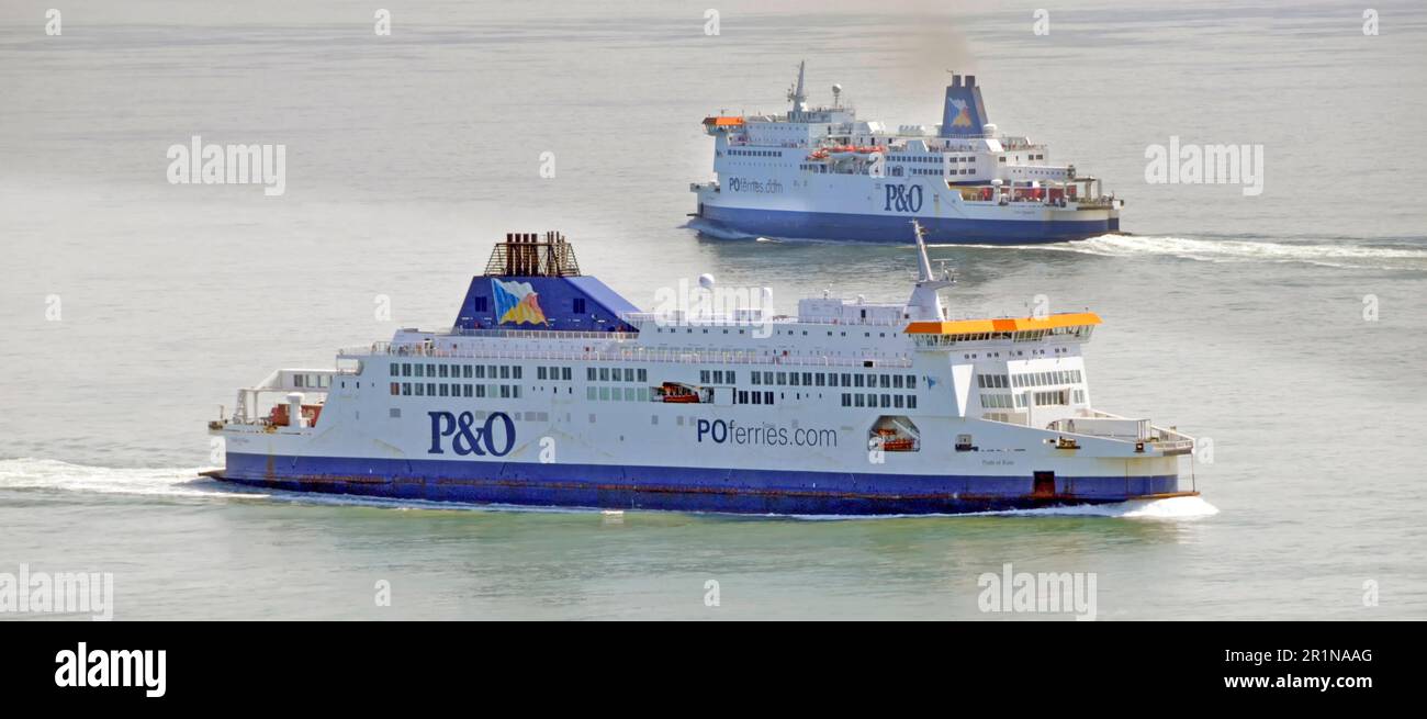Due traghetti passeggeri P&o che passano durante la partenza e l'arrivo nello stretto di dover attraversando la Manica tra Kent England e Calais France Foto Stock
